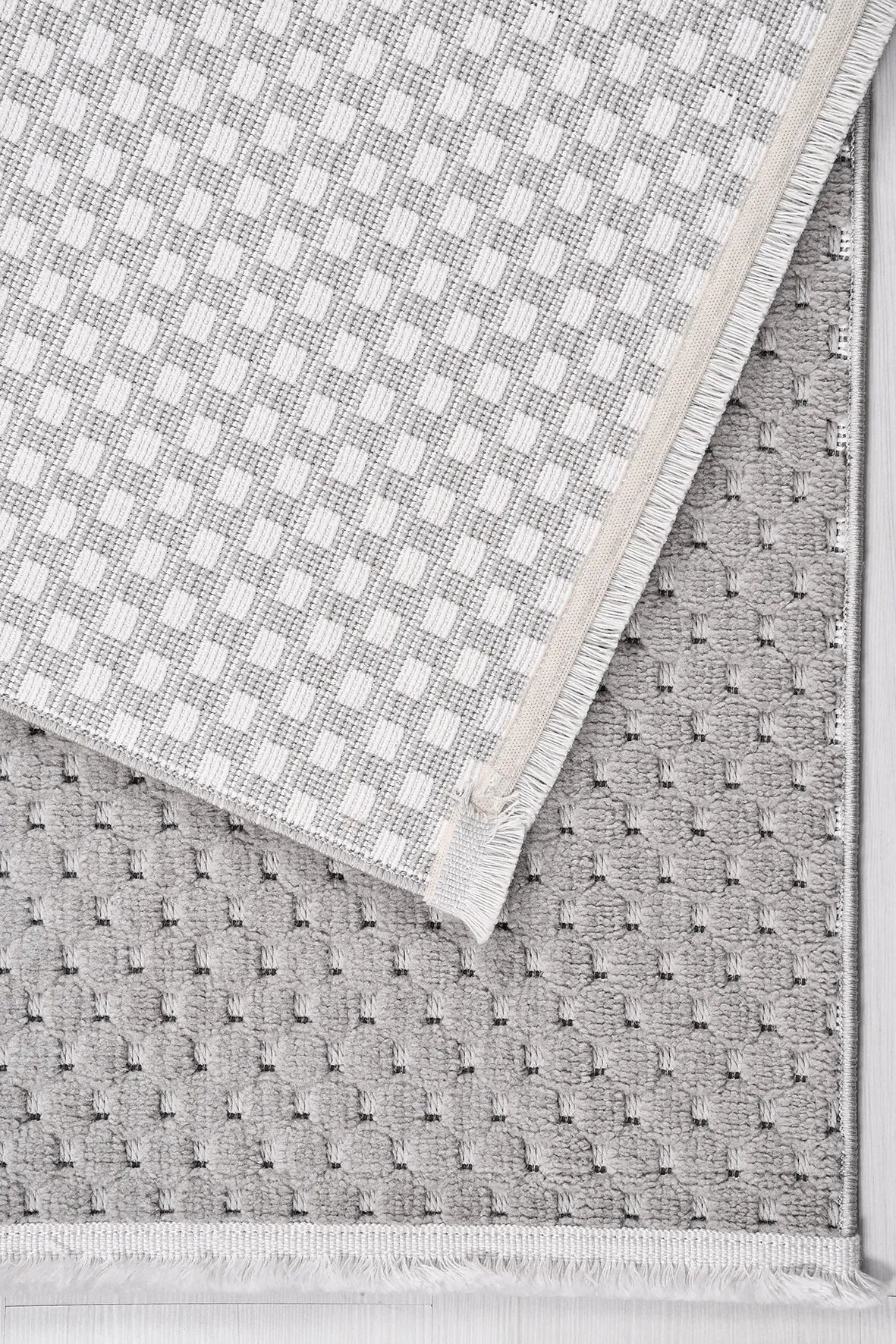 Gri ve Gümüş Petek Dokulu Minimalist Halı