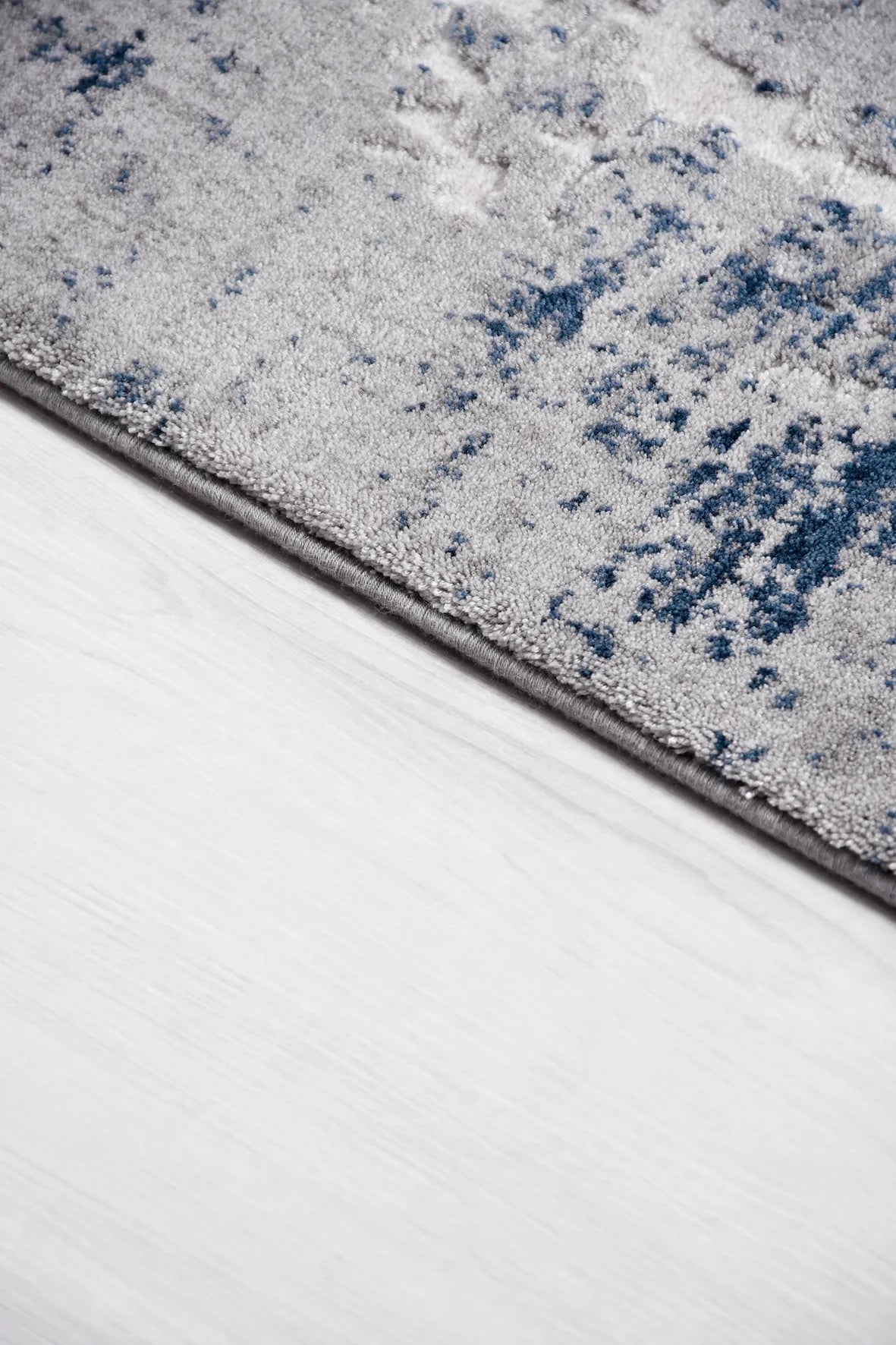 Lacivert ve Gri Soyut Eskitme Desenli Halı