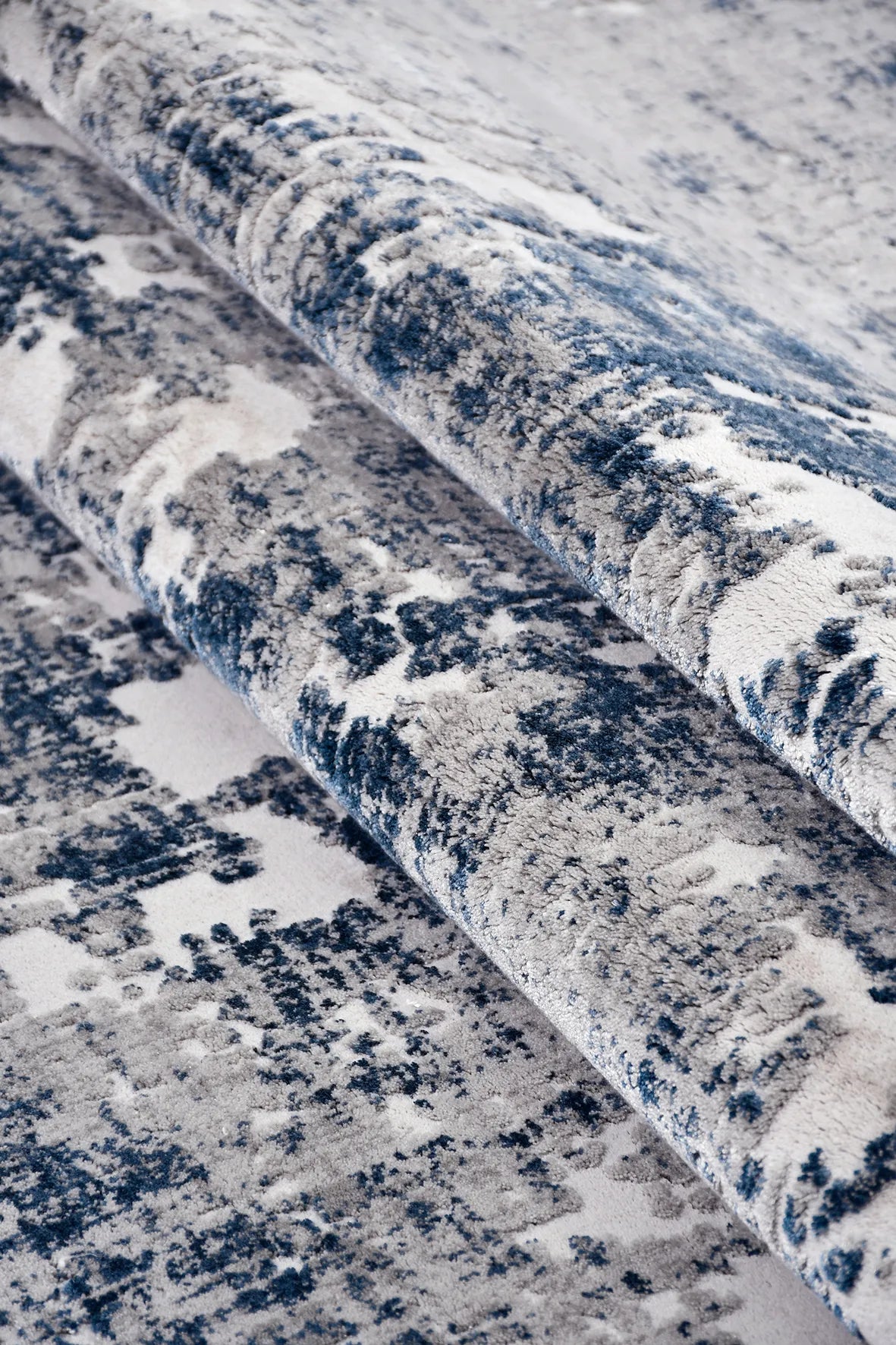 Lacivert ve Gri Soyut Eskitme Desenli Halı