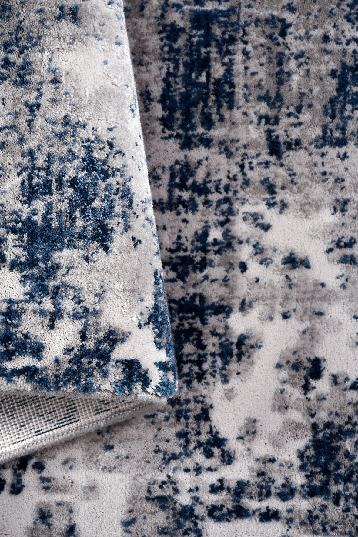 Lacivert ve Gri Soyut Eskitme Desenli Halı