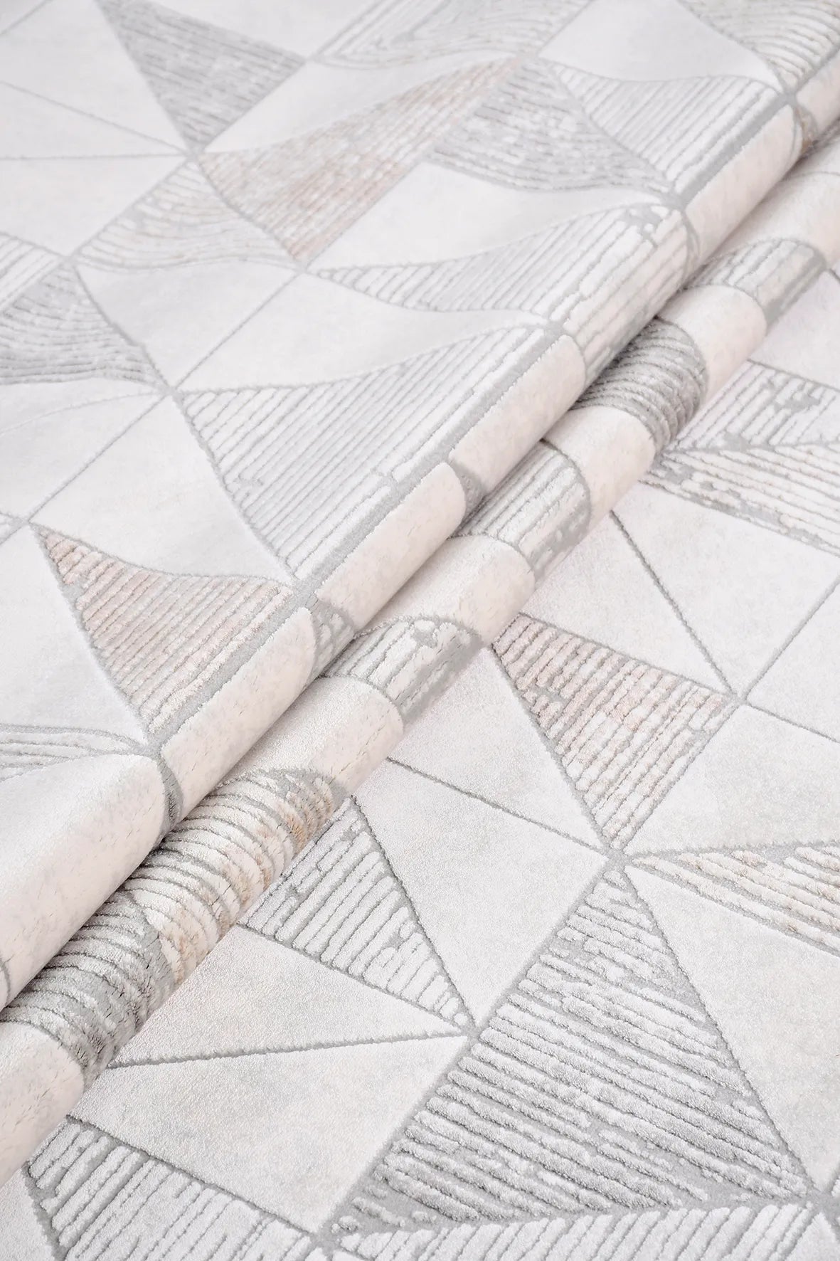 Krem ve Vizon Geometrik Üçgen Desenli Halı