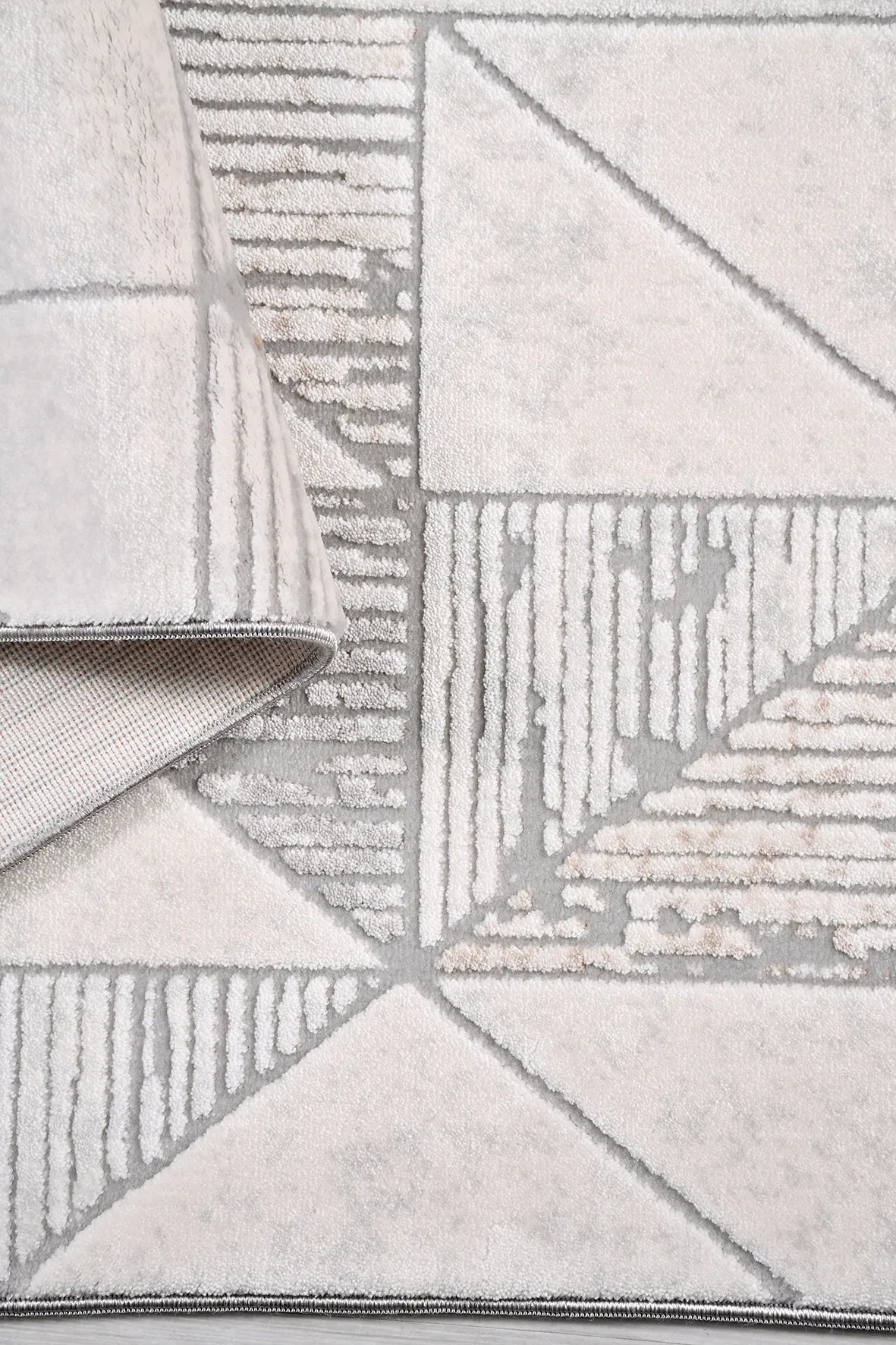 Krem ve Vizon Geometrik Üçgen Desenli Halı