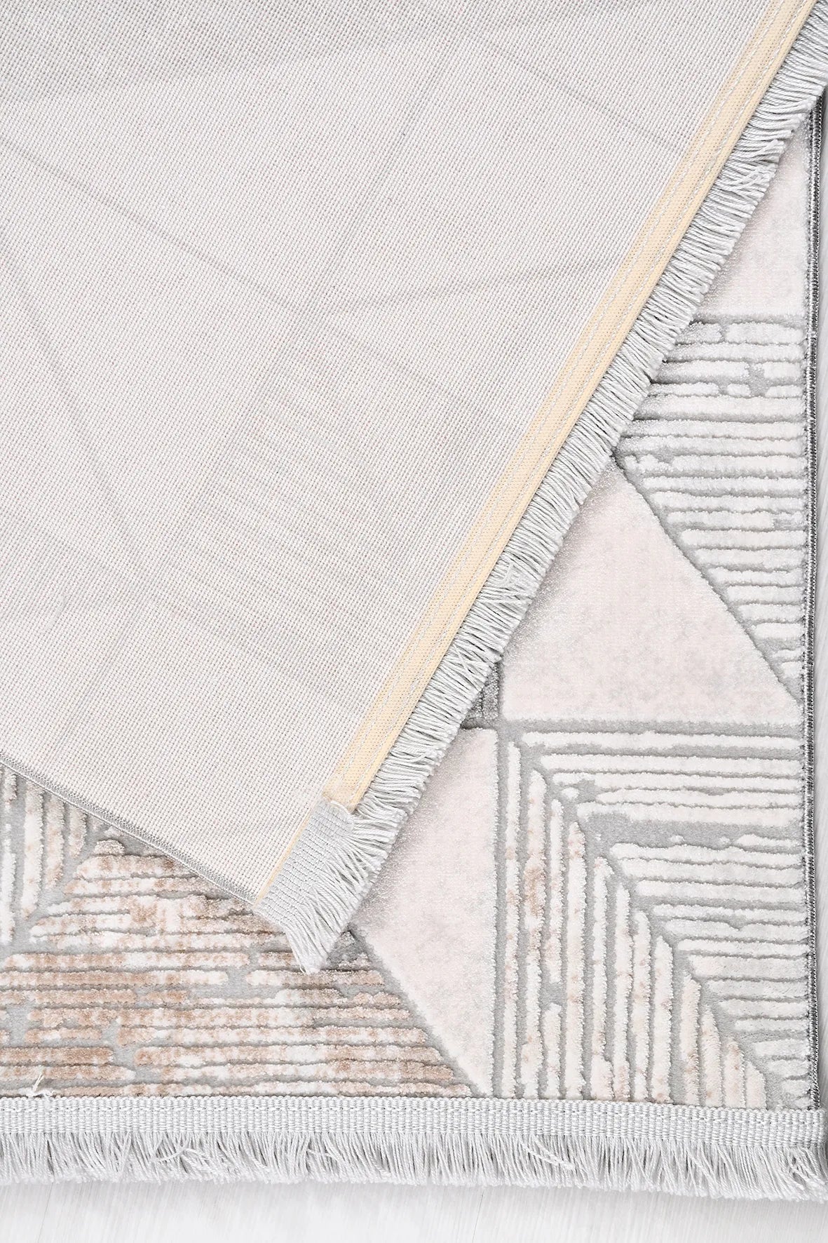 Krem ve Vizon Geometrik Üçgen Desenli Halı