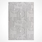 Moderner Teppich mit schwarz-weißer Labyrinthstruktur.