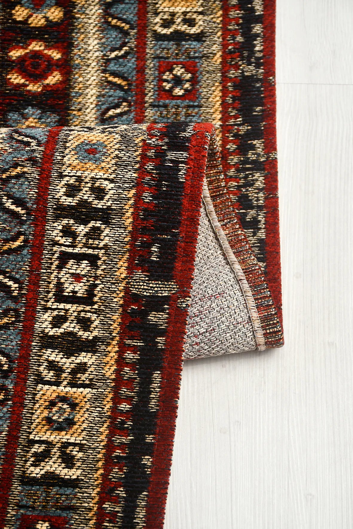 Kırmızı ve Siyah Geometrik Saçaklı Kilim