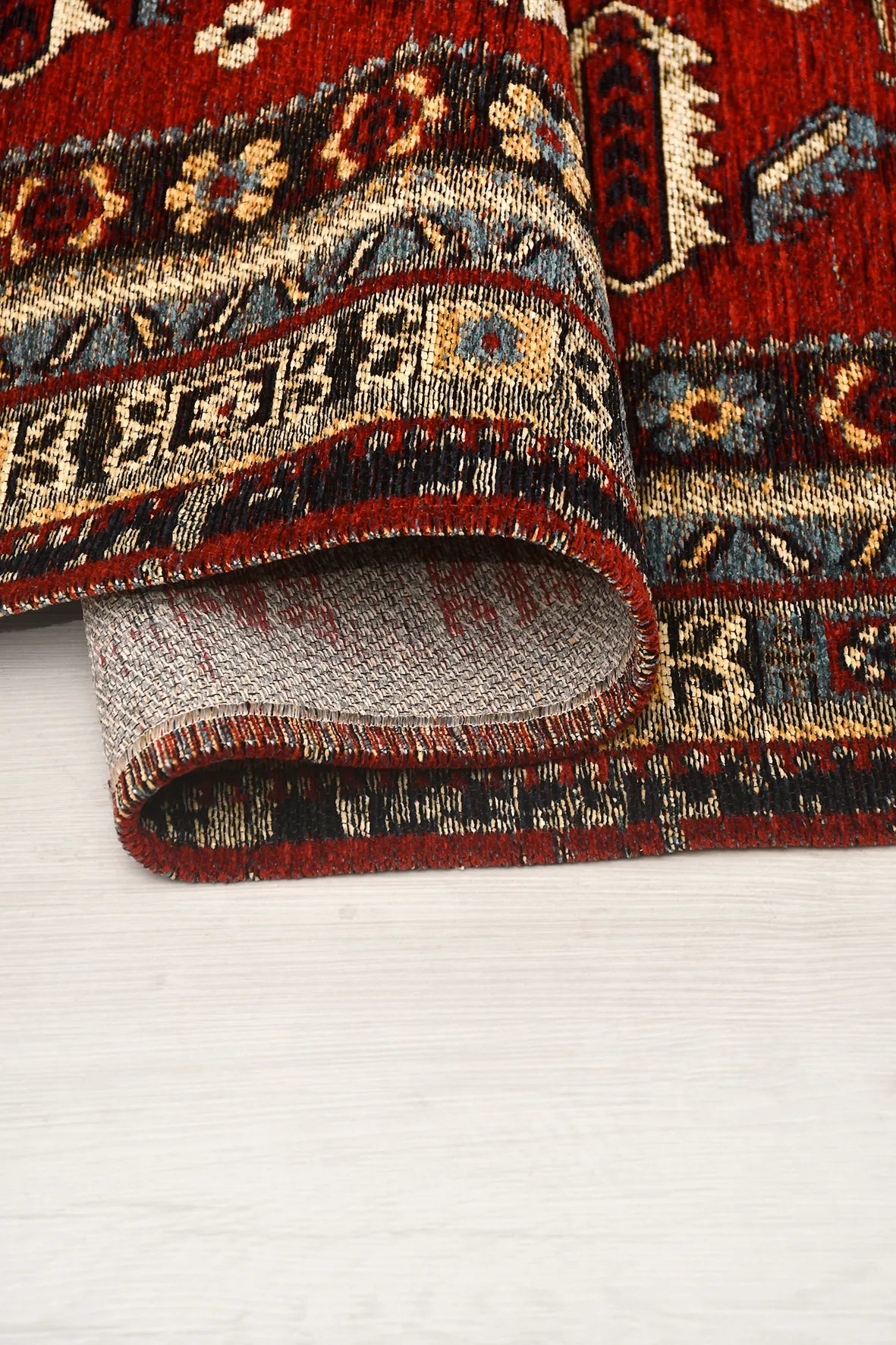 Kırmızı ve Siyah Geometrik Saçaklı Kilim