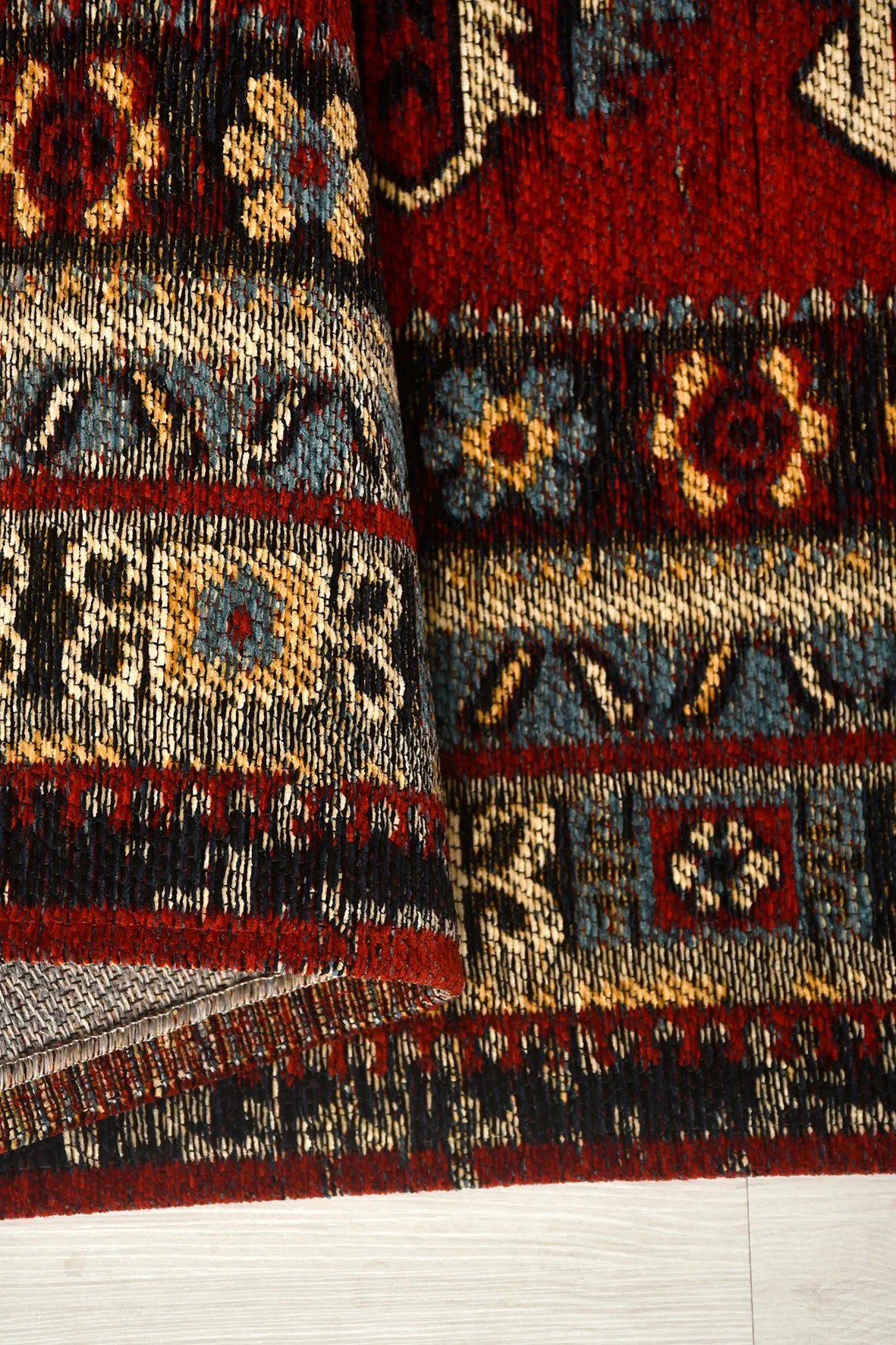 Kırmızı ve Siyah Geometrik Saçaklı Kilim