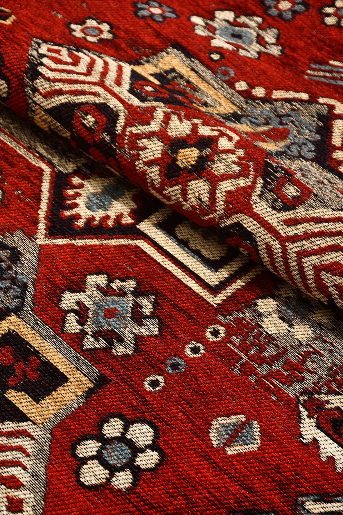 Kırmızı ve Siyah Geometrik Saçaklı Kilim
