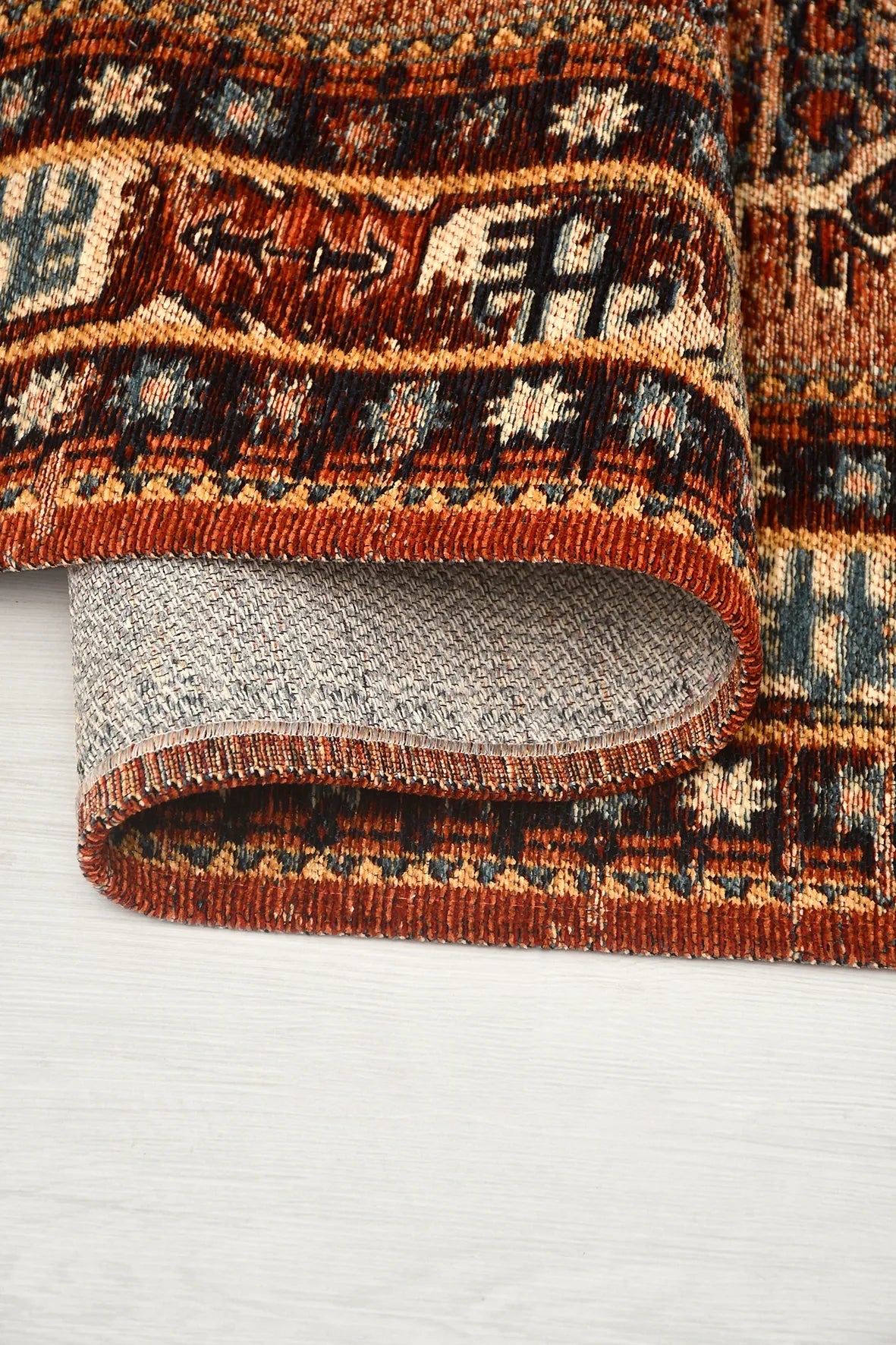 Kiremit ve Siyah Yıldız Motifli Saçaklı Kilim