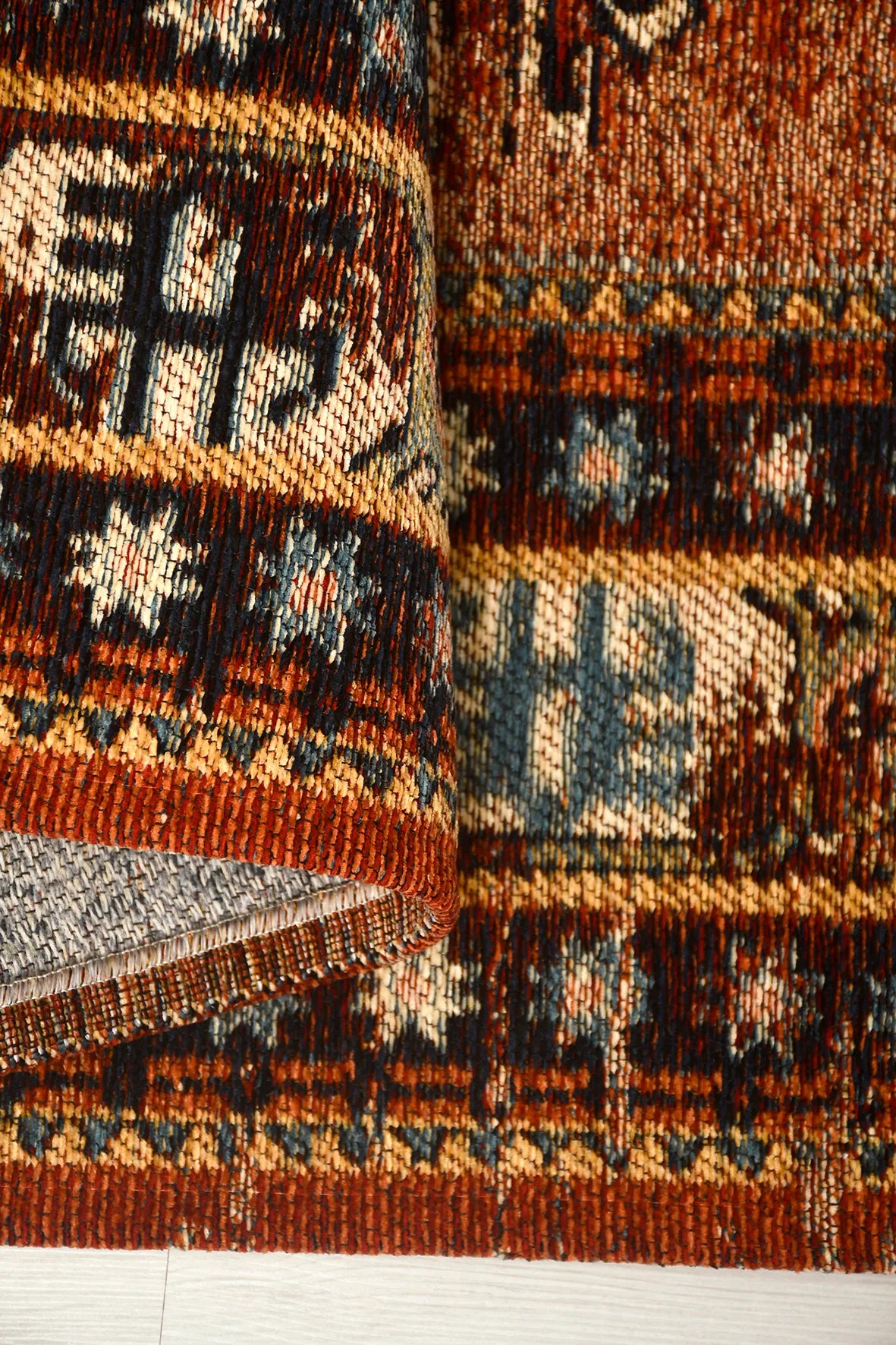 Kiremit ve Siyah Yıldız Motifli Saçaklı Kilim