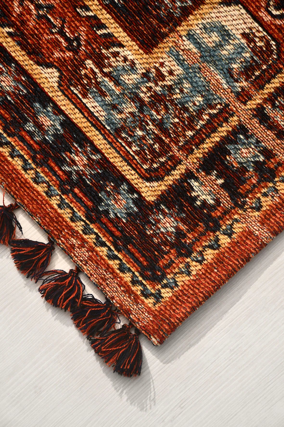 Kiremit ve Siyah Yıldız Motifli Saçaklı Kilim