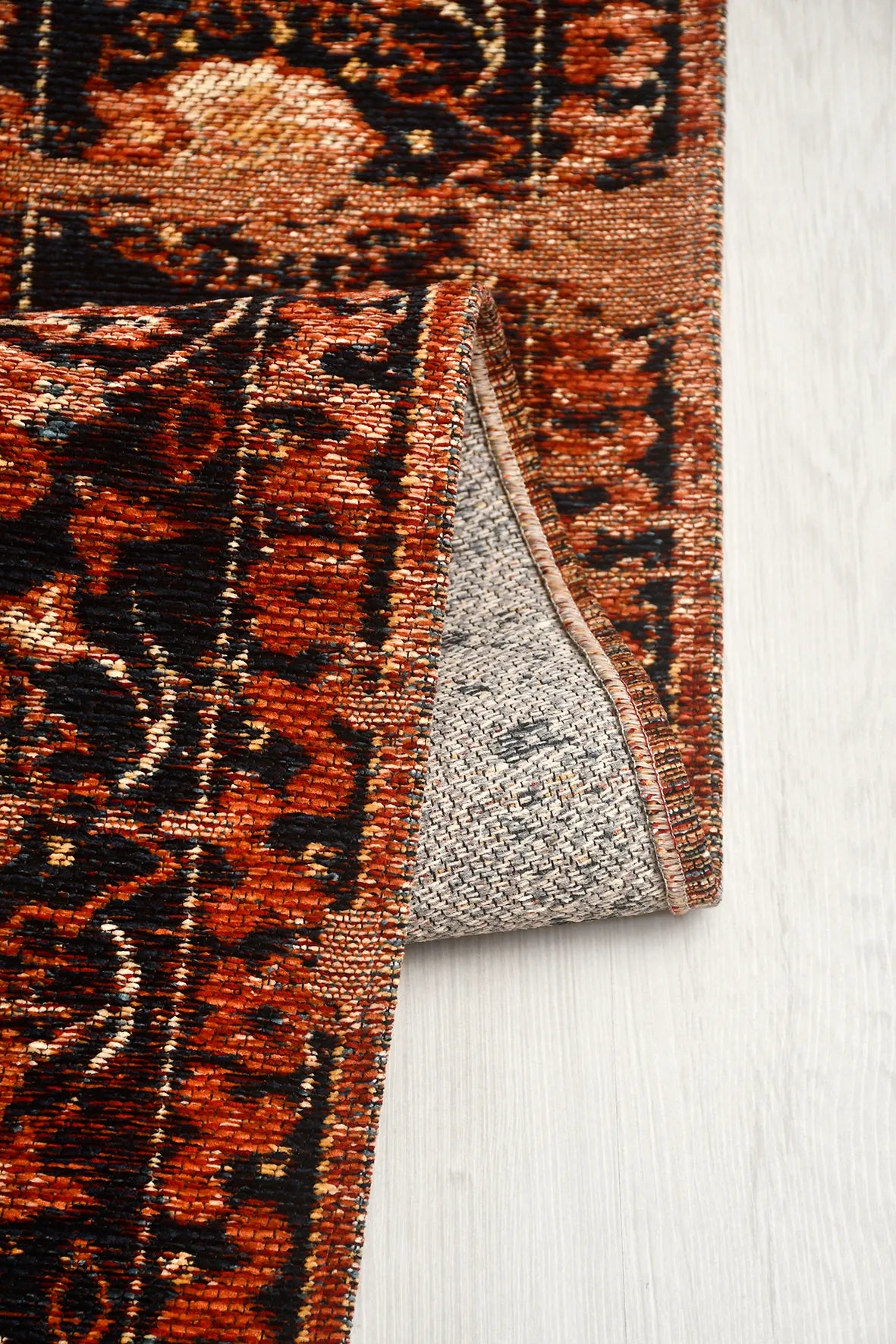 Kiremit ve Siyah Vintage Saçaklı Kilim