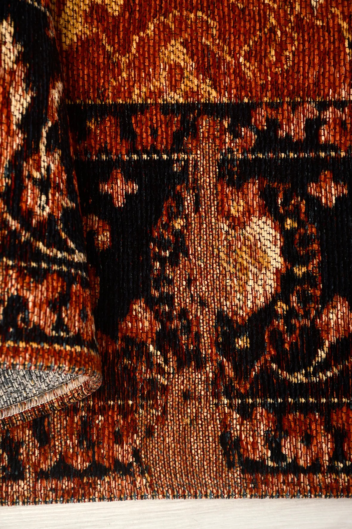 Kiremit ve Siyah Vintage Saçaklı Kilim