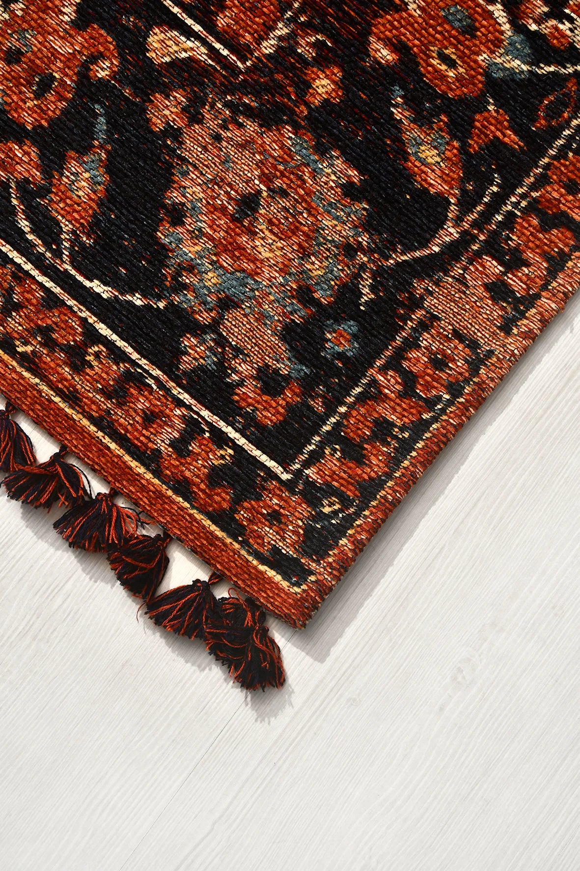 Kiremit ve Siyah Vintage Saçaklı Kilim
