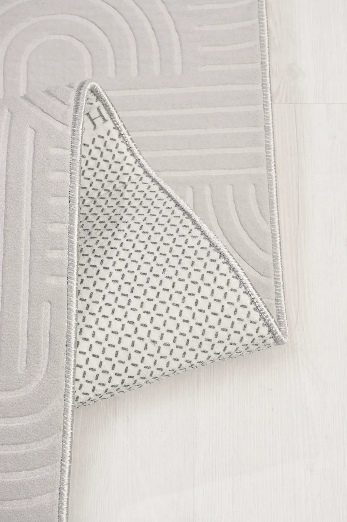 Gri Kabartma Geometrik Desenli Yıkanabilir Halı