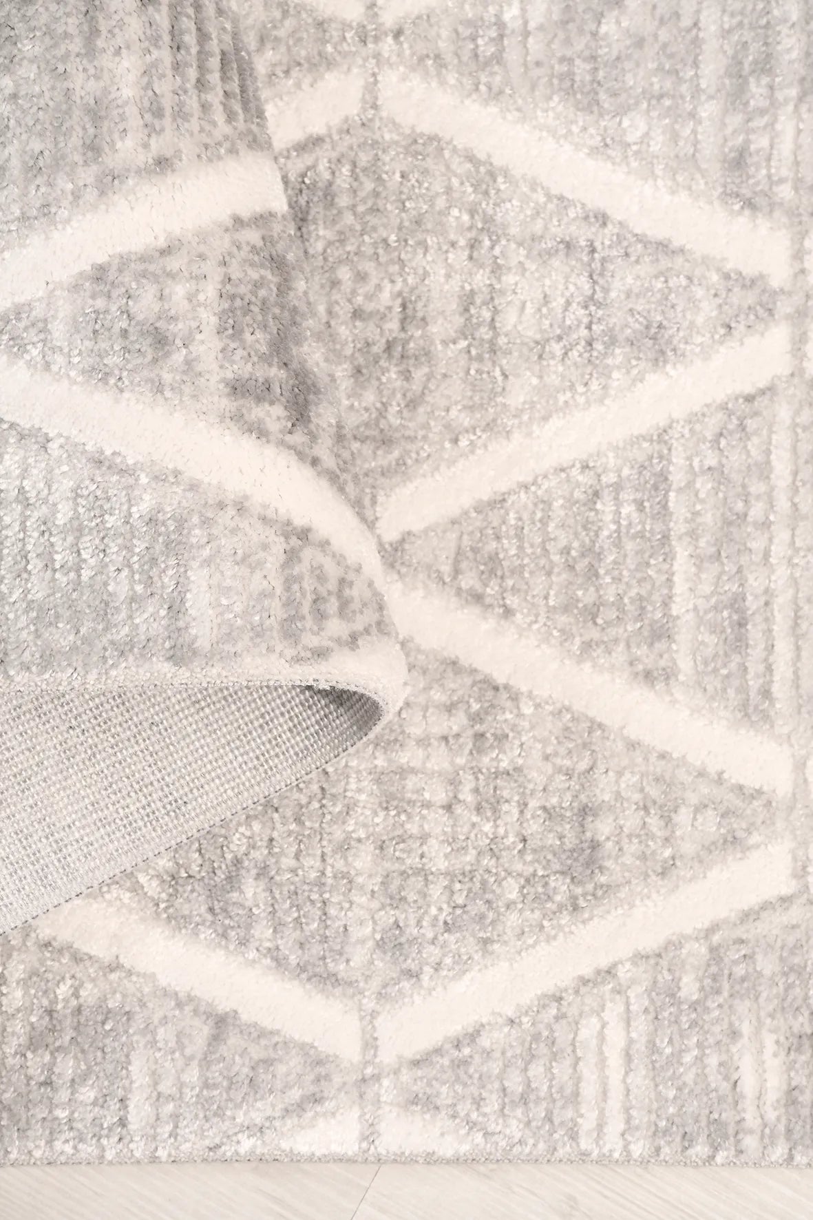 Gri ve Beyaz Geometrik Altıgen Desenli Halı