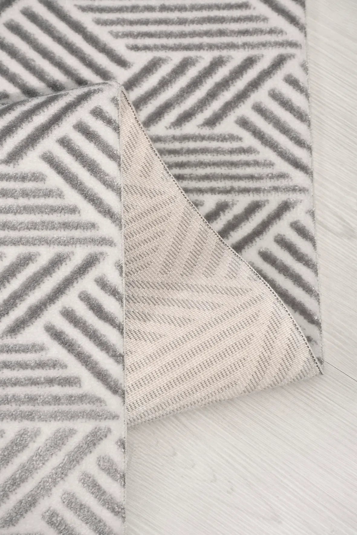 Gri ve Ekru Çapraz Çizgili Geometrik Halı