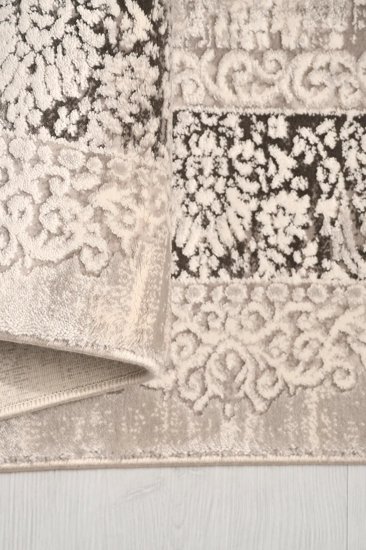 Bej ve Gri Damask Desenli Saçaklı Halı
