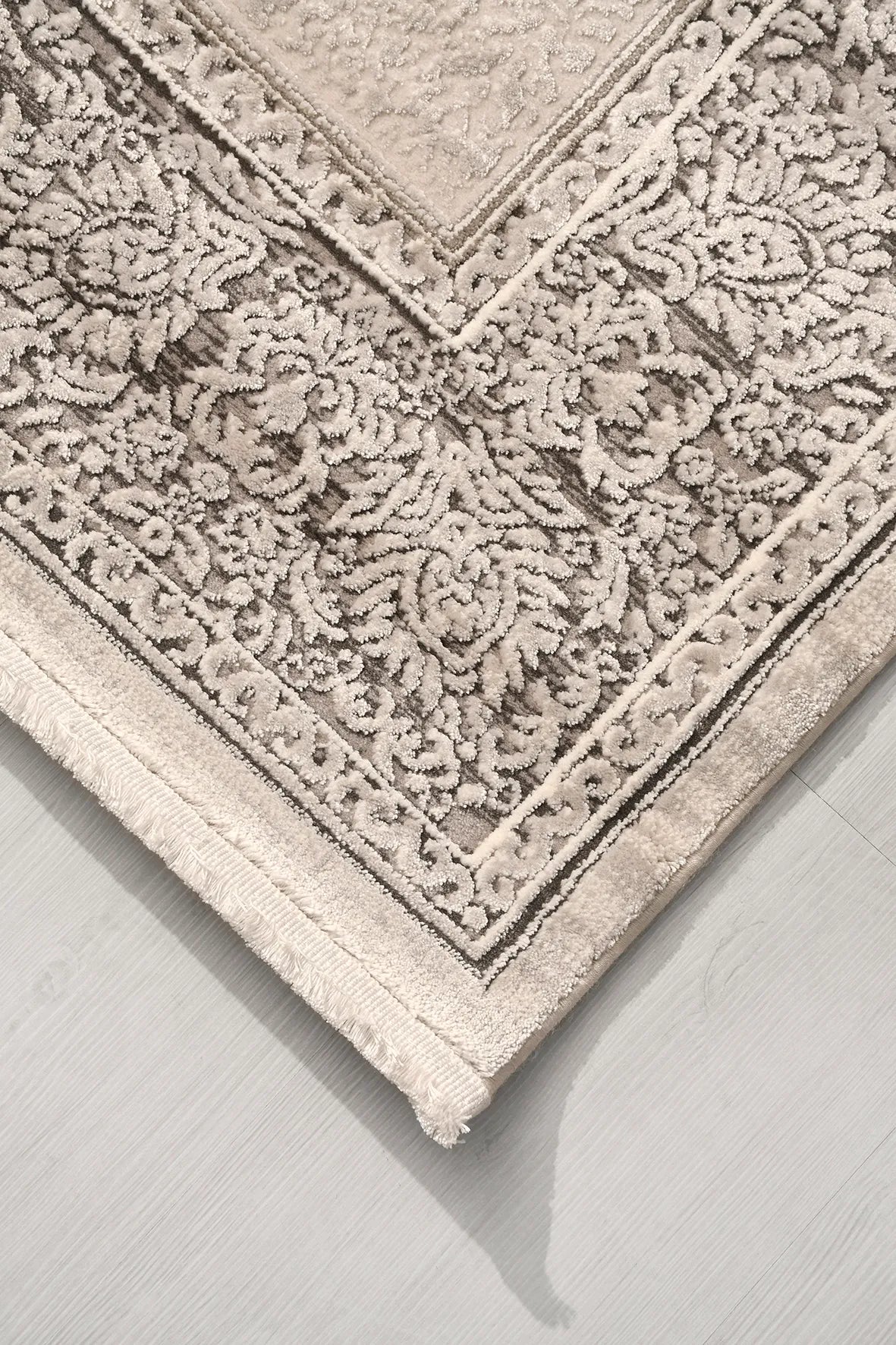 Bej ve Kahve Damask Desenli Saçaklı Halı