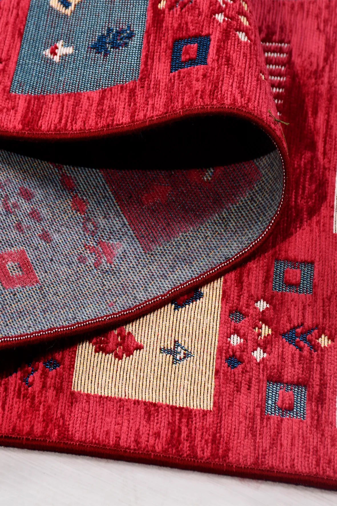 Kırmızı ve Lacivert Bordürlü Etnik Kilim