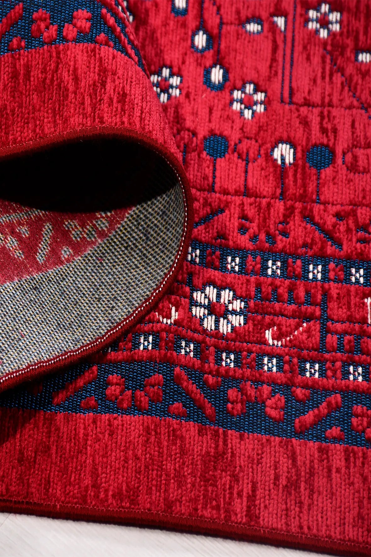 Kırmızı ve Lacivert Madalyonlu Etnik Kilim