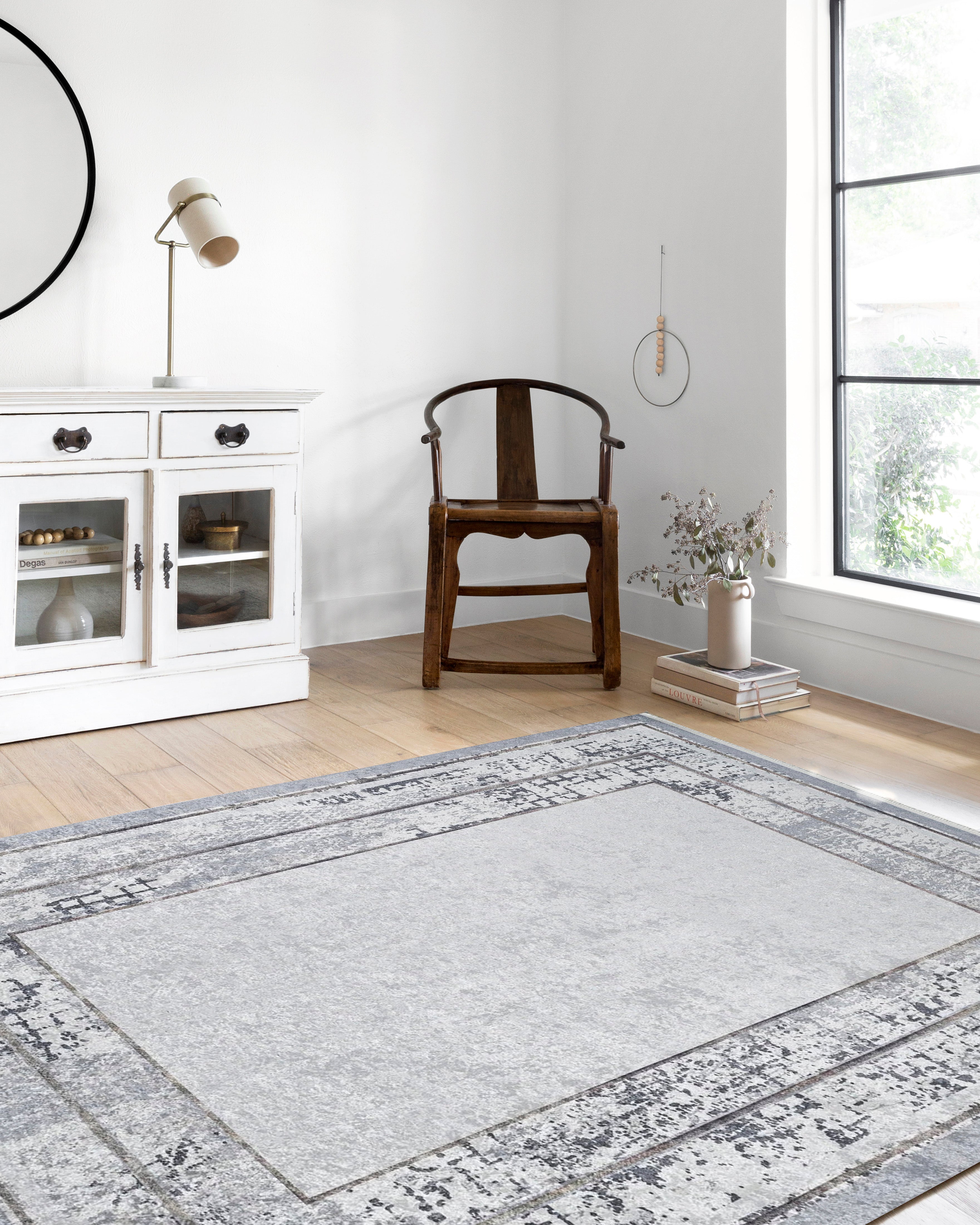 Geometrischer schwarzgrauer Teppich