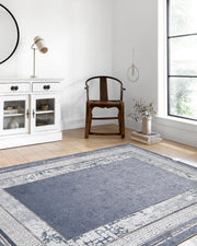 Geometrischer schwarzgrauer Teppich