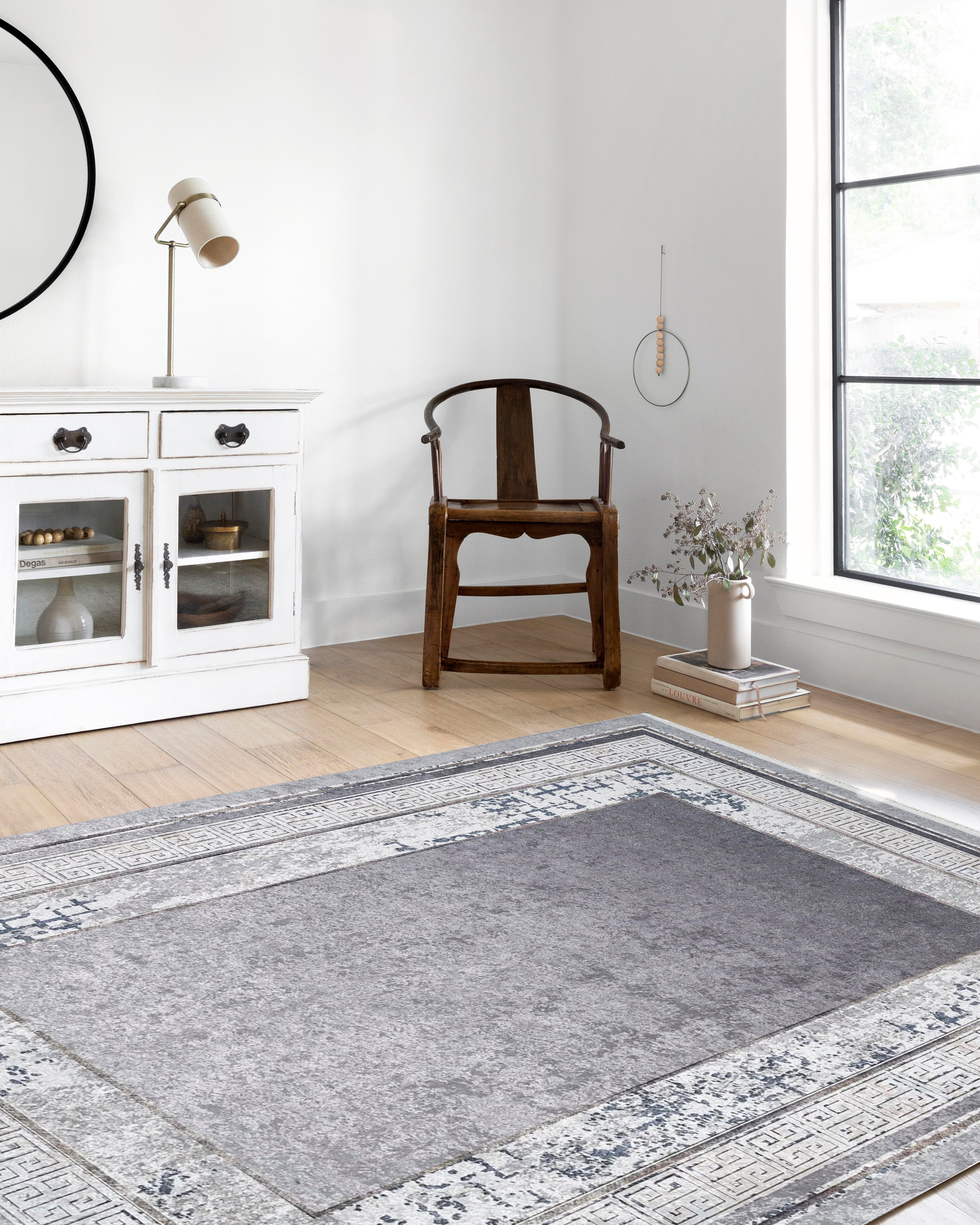 Geometrischer schwarzgrauer Teppich