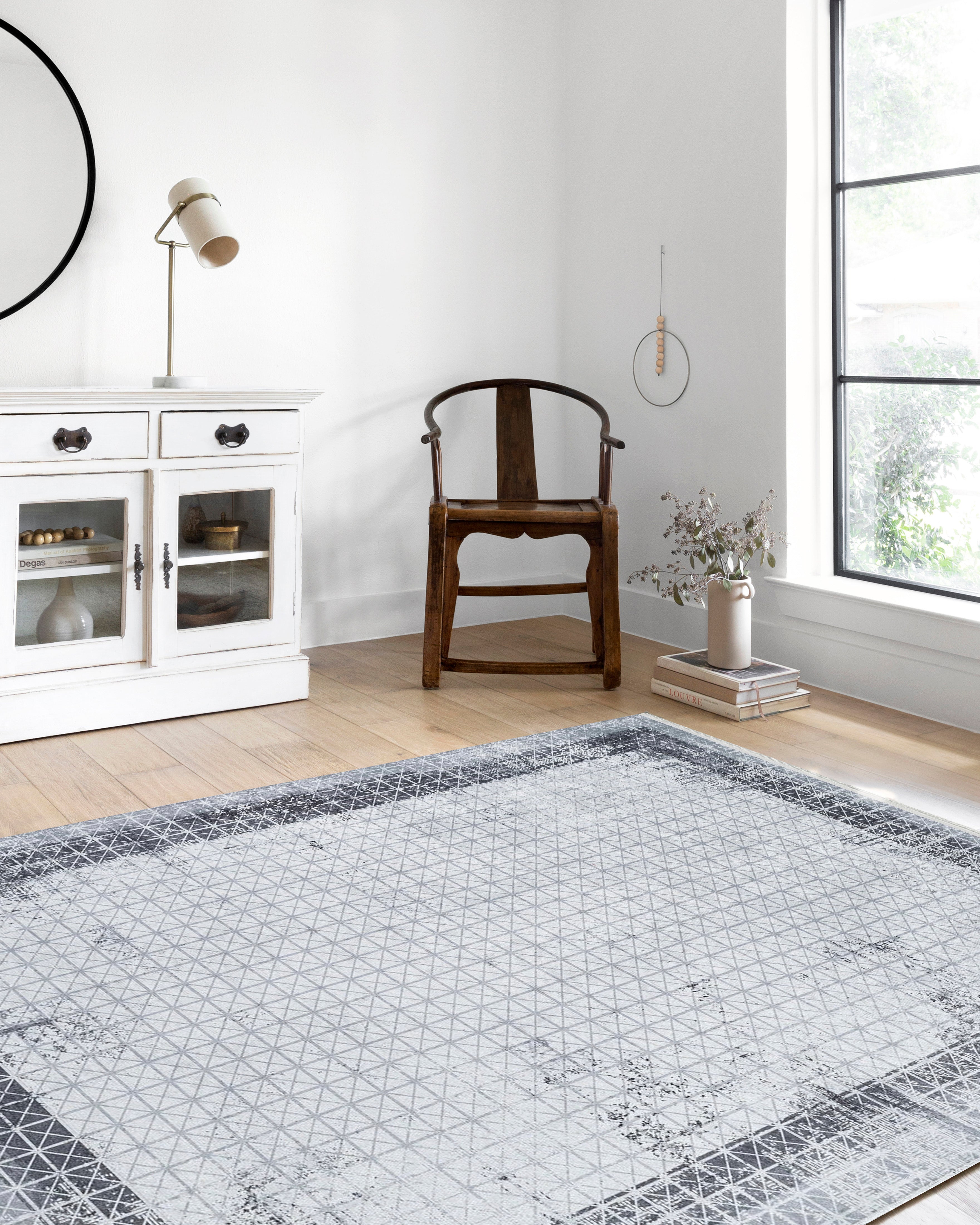 Geometrischer schwarzgrauer Teppich