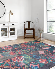 Koyu Siyah Zemin Çiçekli Patchwork Görünümlü Halı