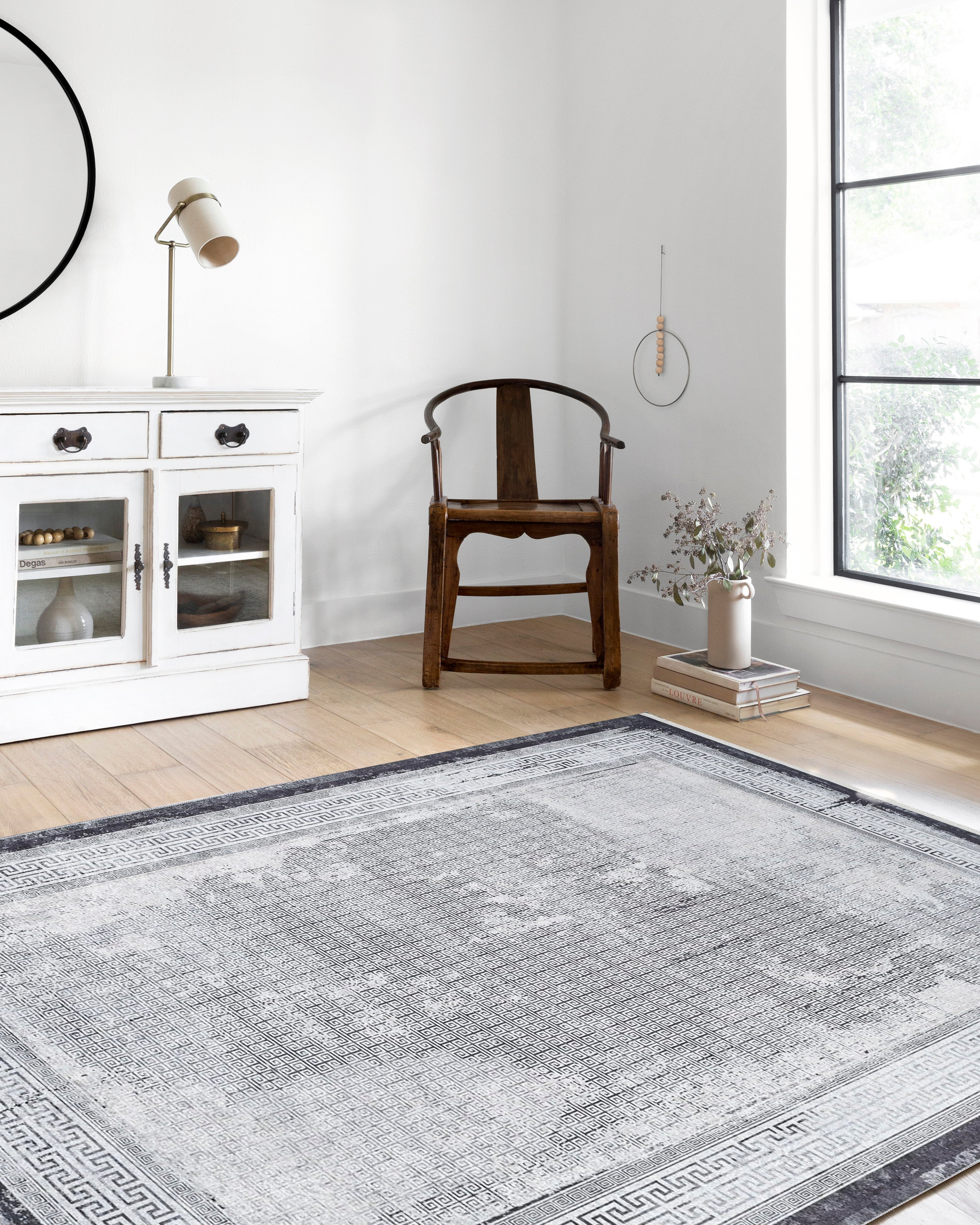 Geometrischer schwarzgrauer Teppich