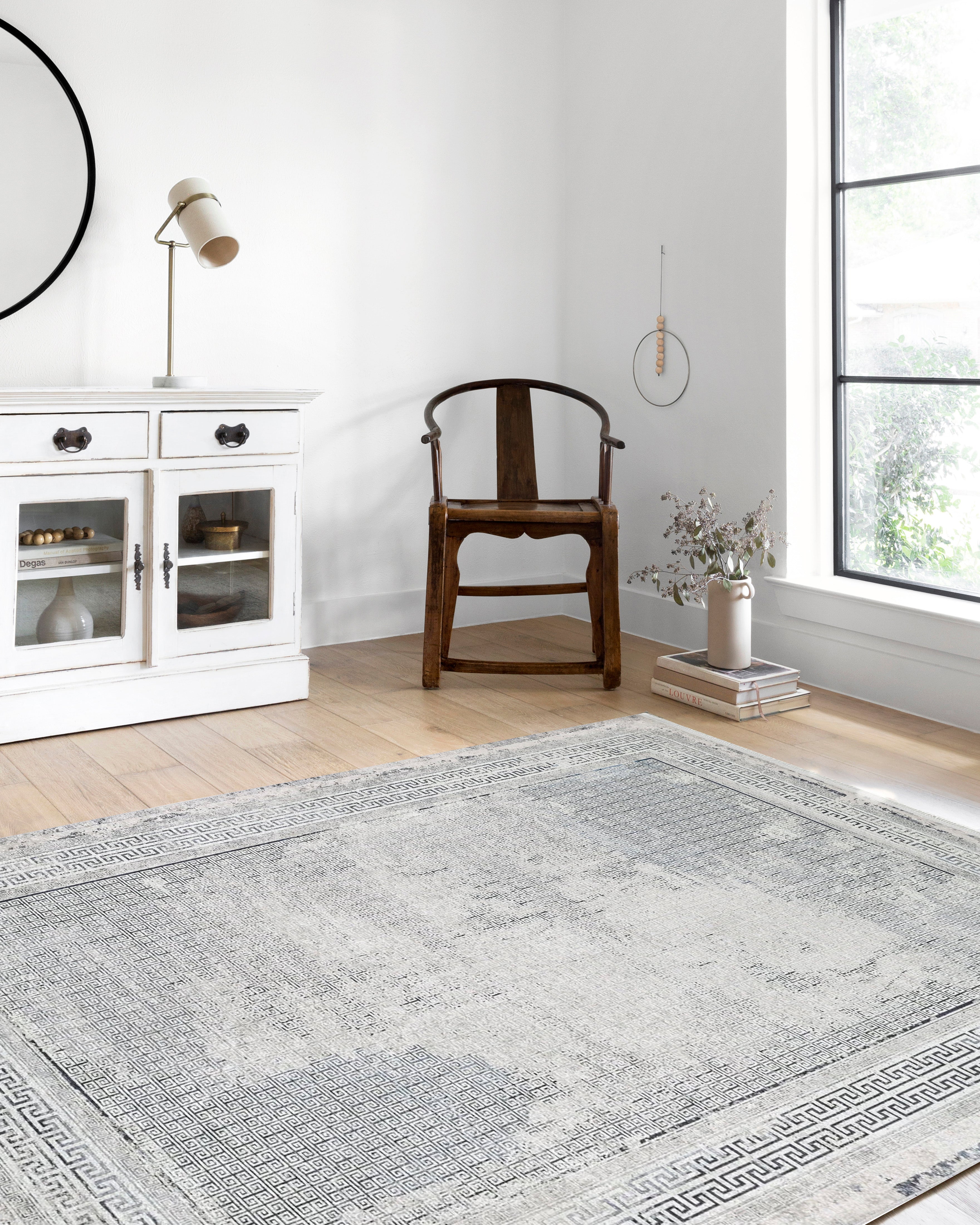 Geometrischer schwarzgrauer Teppich