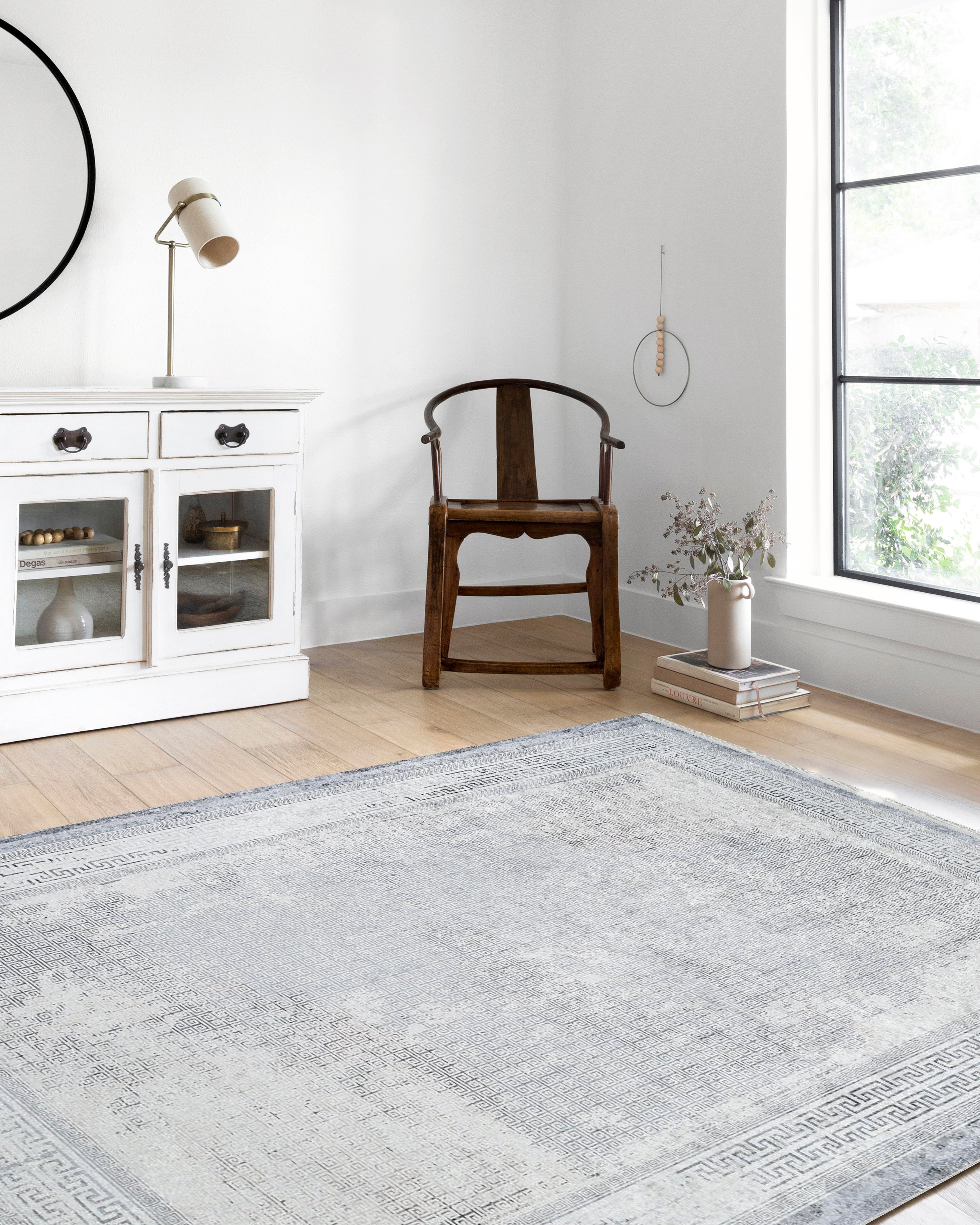 Geometrischer schwarzgrauer Teppich