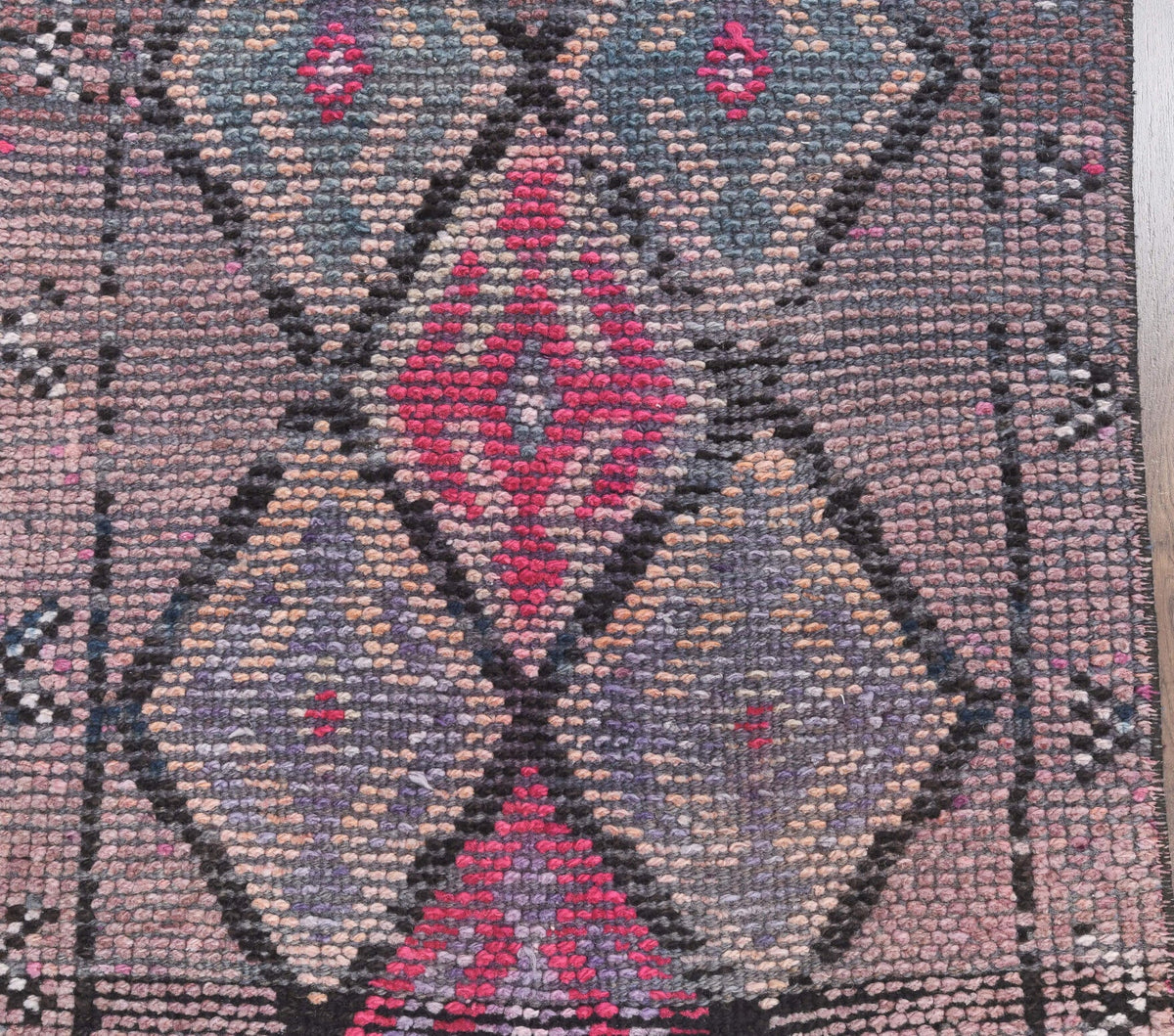 Anadolu kökenli el dokuma halı – 1970'ler üretimi, geometrik desenli