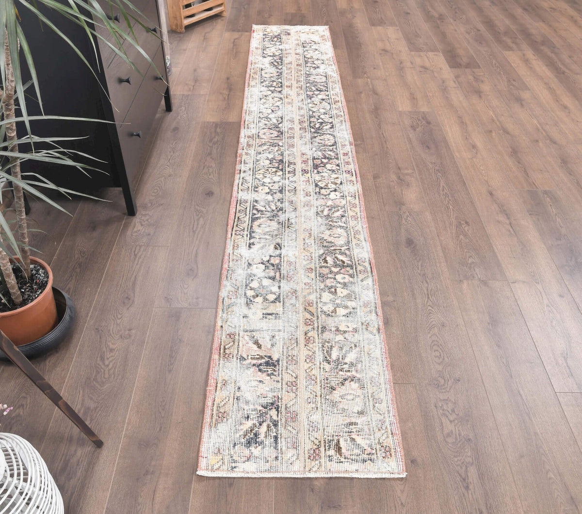 50x304 cm turuncu ve bej çiçek desenli el dokuma vintage yolluk – üstten tam görünüm