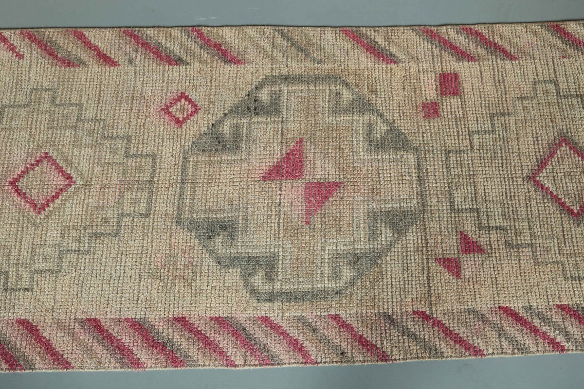Anadolu kökenli el dokuma halı – 1970'ler üretimi, geometrik desenli