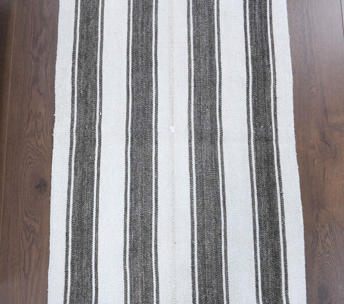 Gri ve beyaz renkli vintage kilim yolluk, %100 yün dokuma