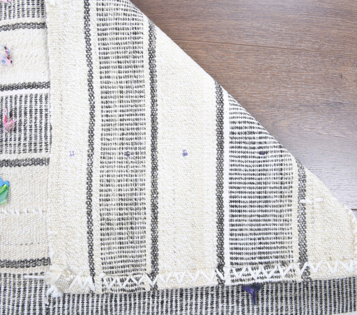 Gri ve beyaz renkli vintage kilim yolluk, %100 yün dokuma