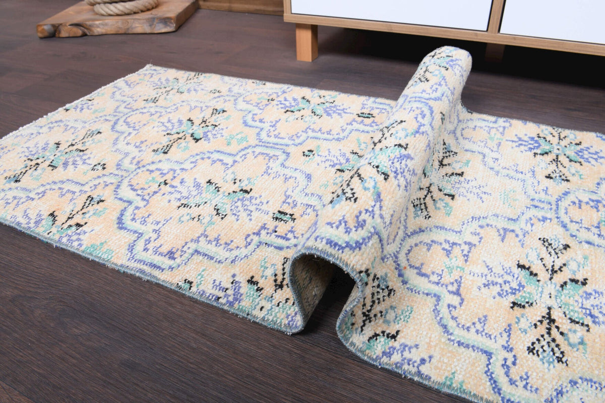 Vintage yolluk 60x210 cm – bej, gri ve beyaz çiçek desenli, el dokuma