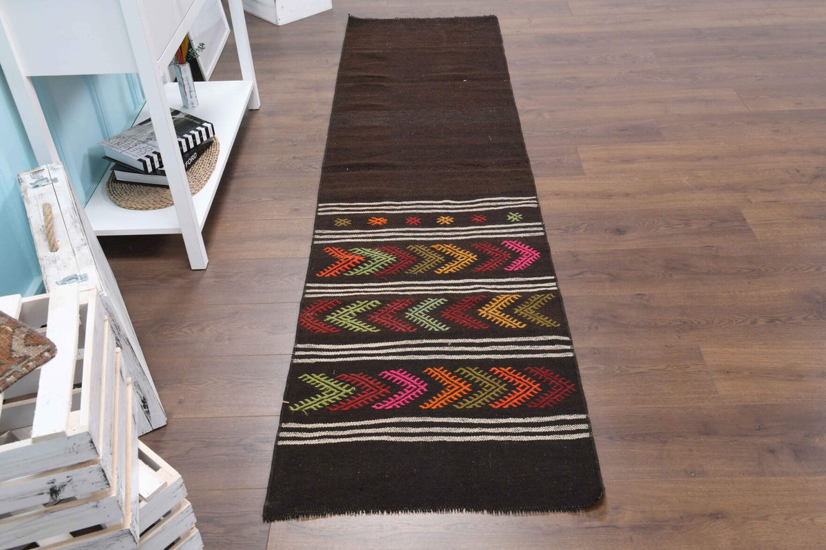 67x257 cm kahverengi, kırmızı ve turuncu düz zeminli vintage kilim yolluk – üstten tam görünüm