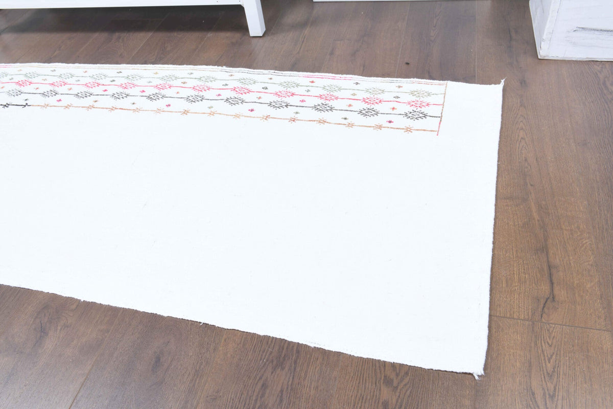 Beyaz, gri ve pembe renkli vintage kilim yolluk, %100 yün dokuma