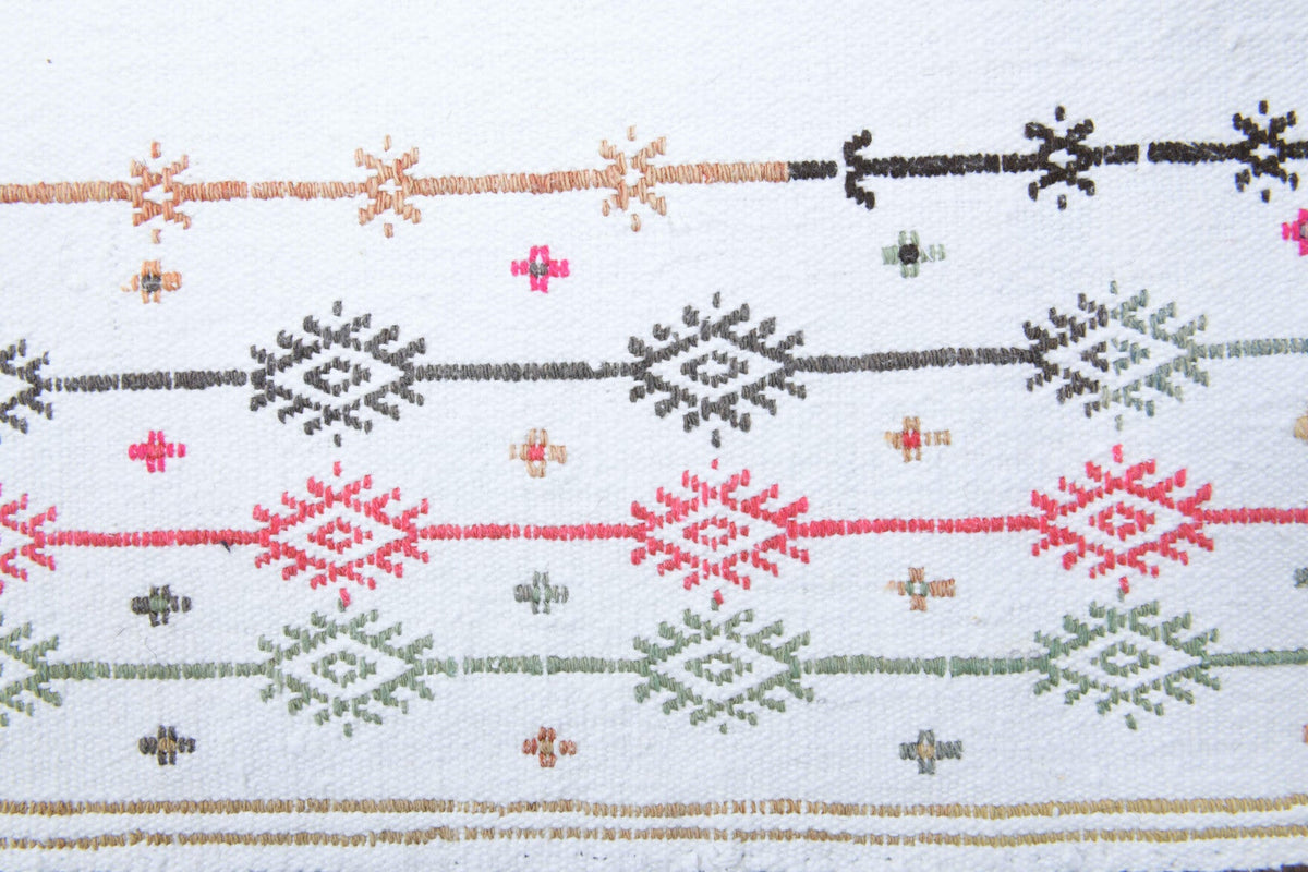 Anadolu kökenli el dokuma kilim – 1960'lar üretimi, düz zeminli