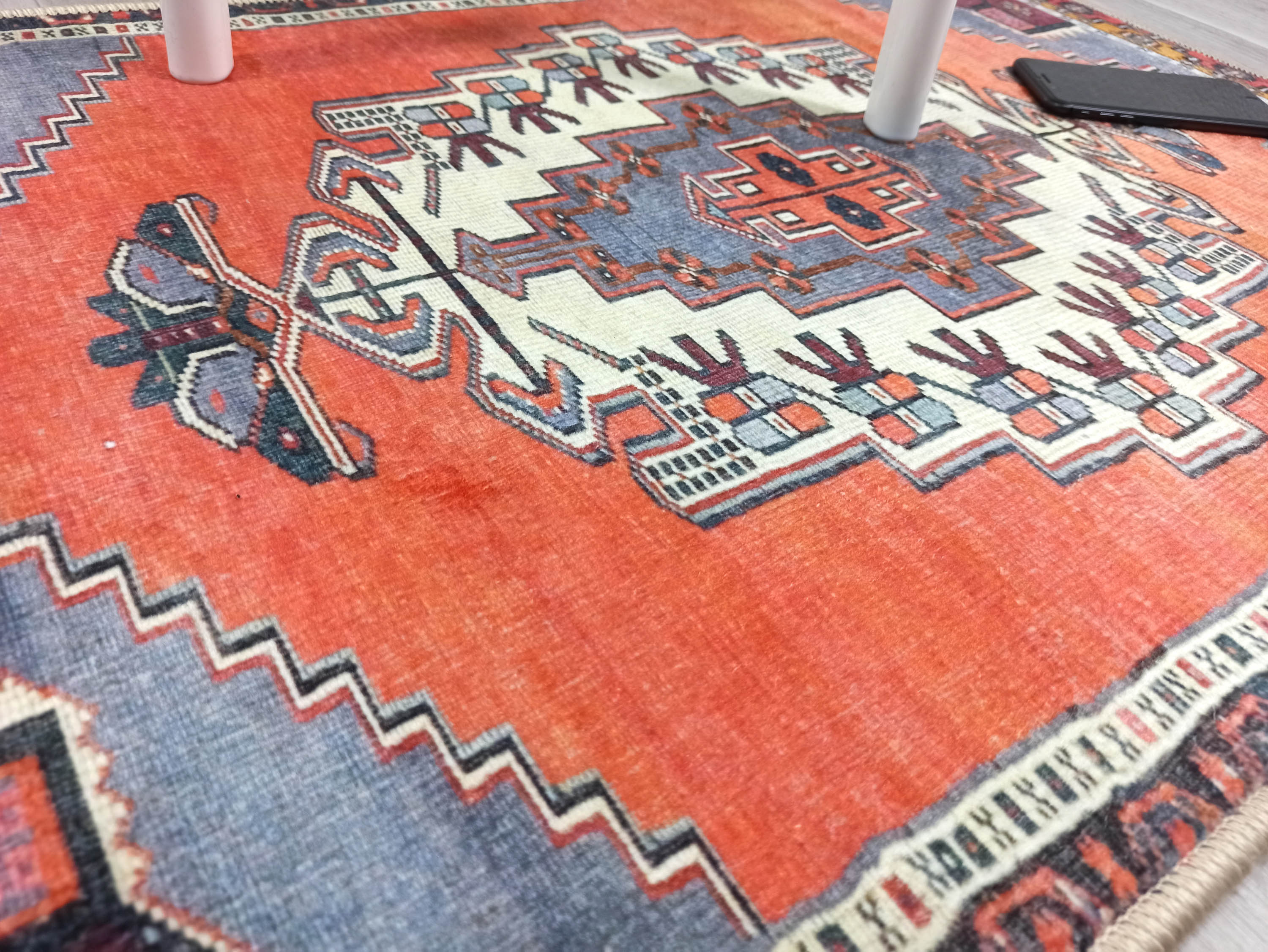 Vintage-Teppich in Ziegelorange und Korallenrot