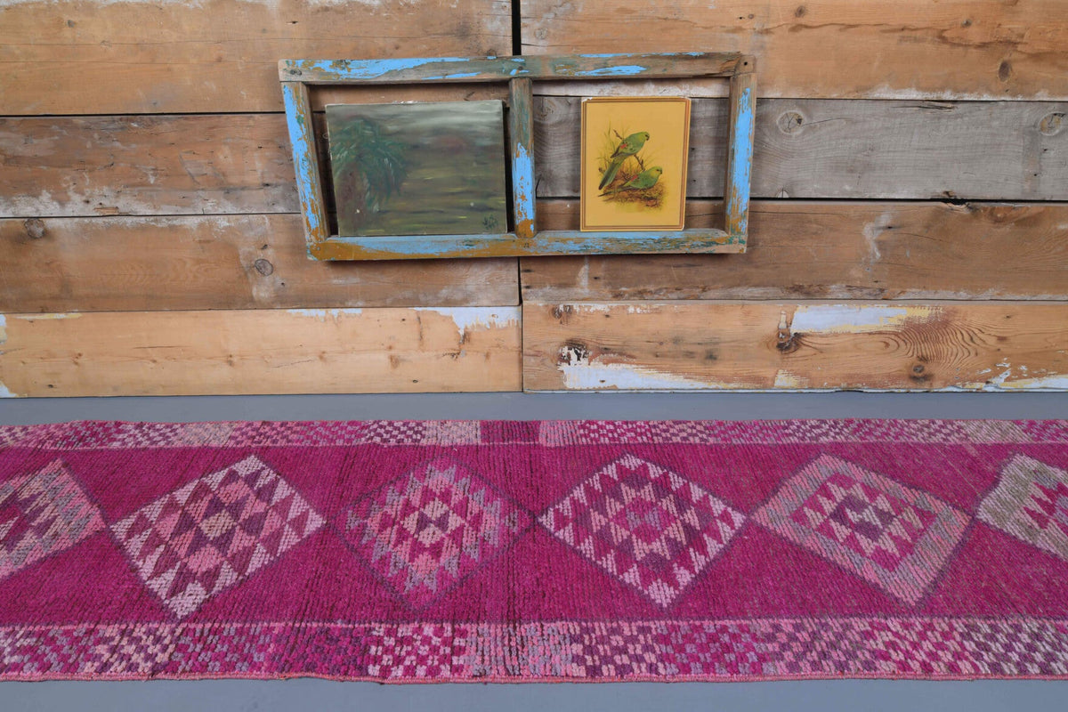 Geometrik desenli el dokuma vintage yolluk – mor ve pembe tonlarda yün dokuma