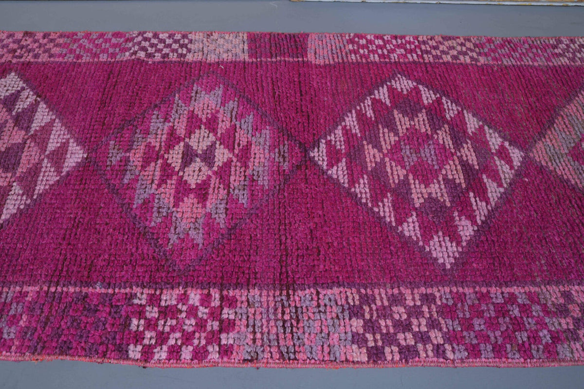 Mor ve pembe renkli el dokuma vintage yolluk, yün hav, pamuk taban