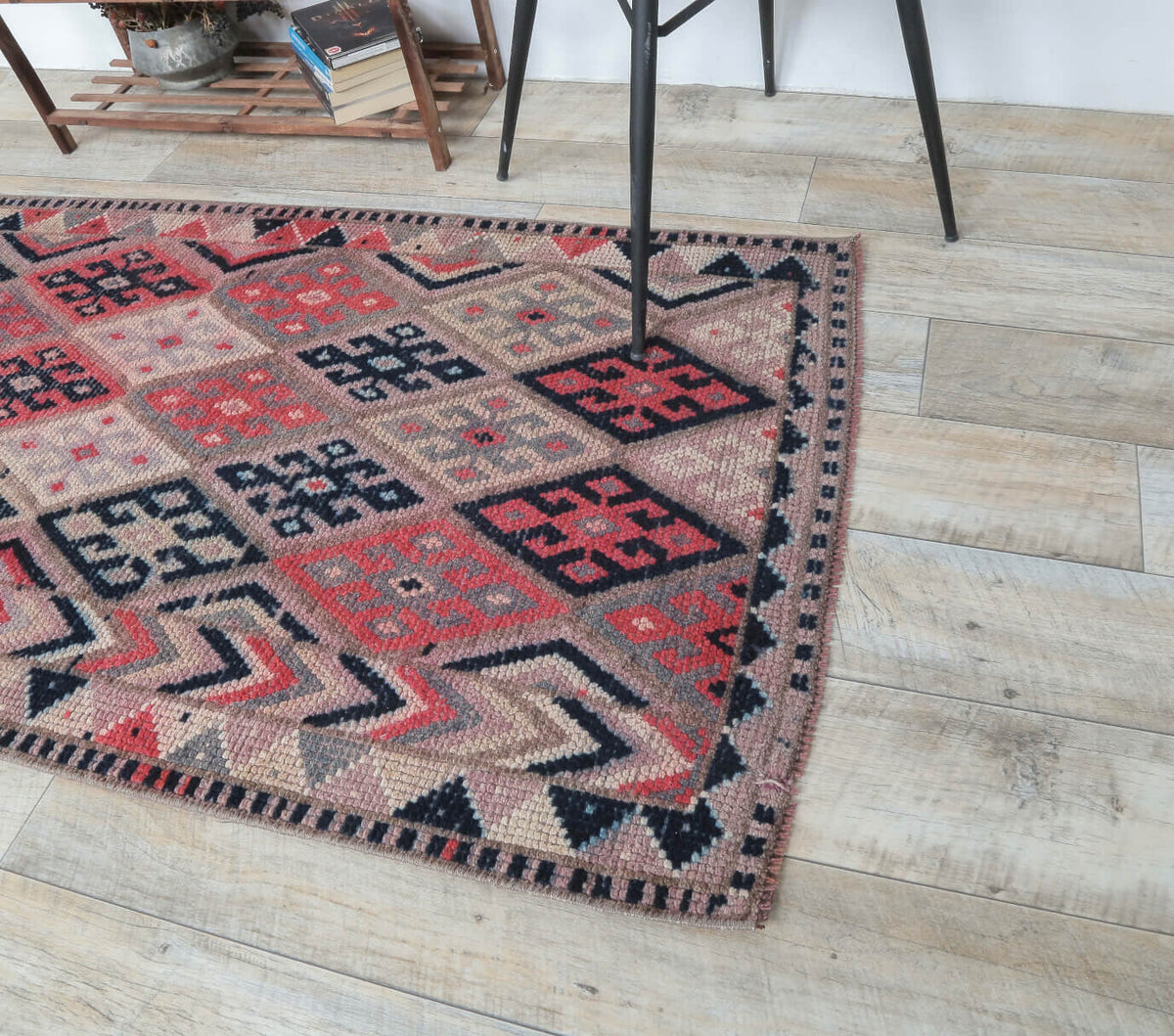 Geometrik desenli el dokuma vintage yolluk – pembe tonlarda yün dokuma