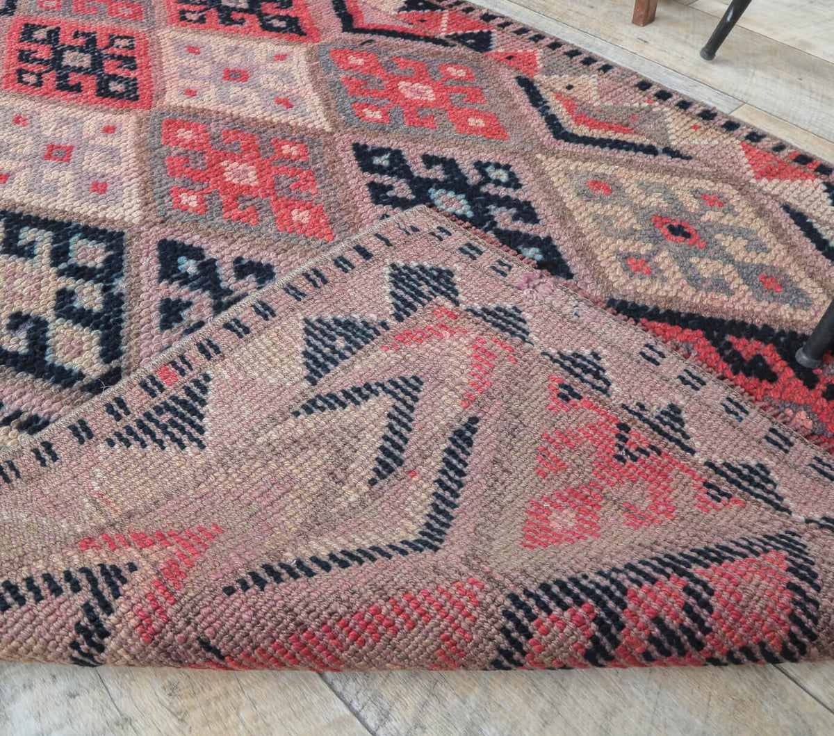 Anadolu kökenli el dokuma halı – 1970'ler üretimi, geometrik desenli