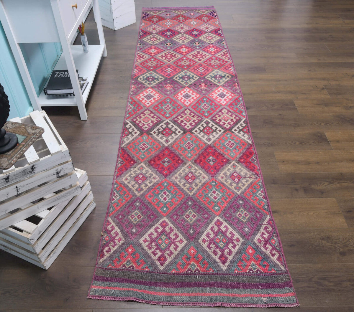 96x345 cm kahverengi, pembe ve kırmızı ikat desenli el dokuma vintage yolluk – üstten tam görünüm