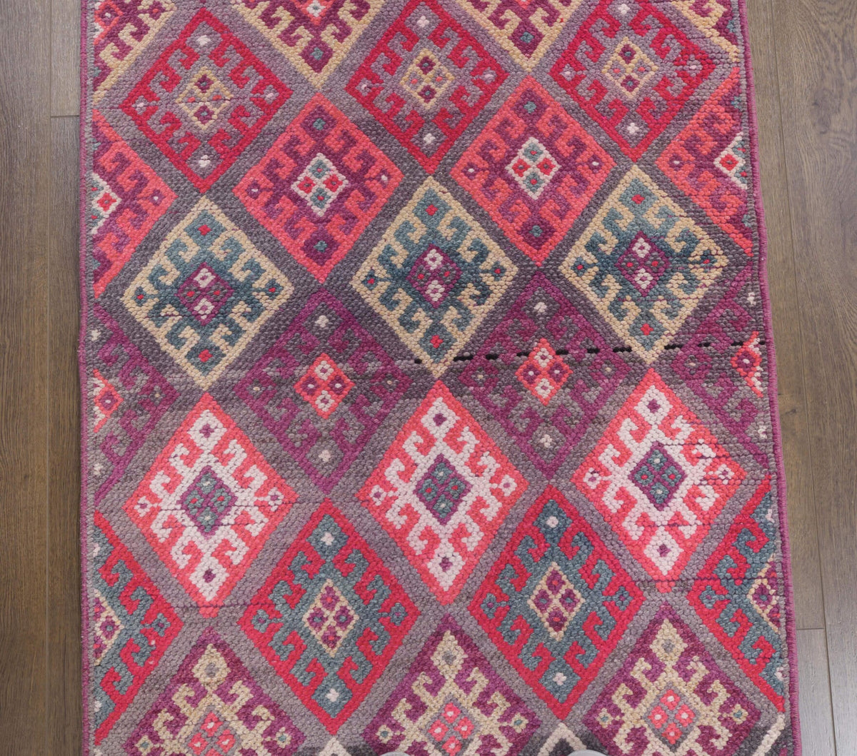 Ikat desenli el dokuma vintage yolluk – kahverengi, pembe ve kırmızı tonlarda yün dokuma