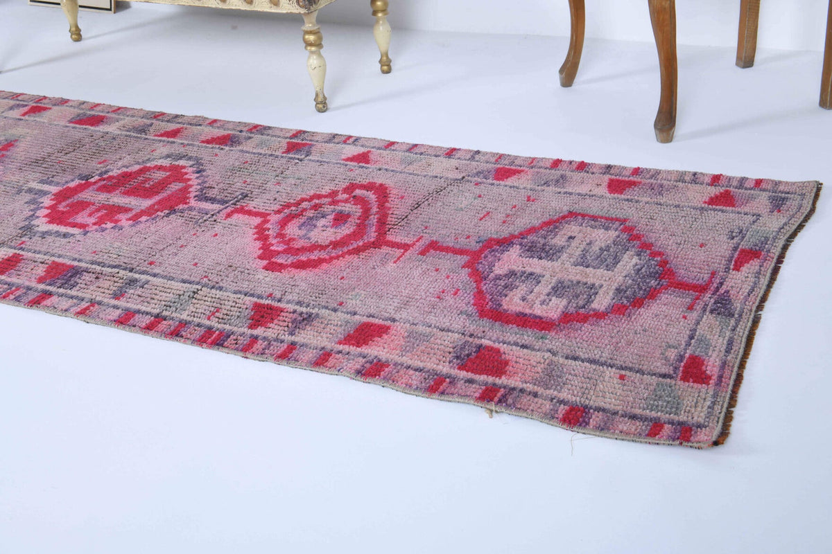 Pembe ve beyaz renkli el dokuma vintage yolluk, yün hav, pamuk taban